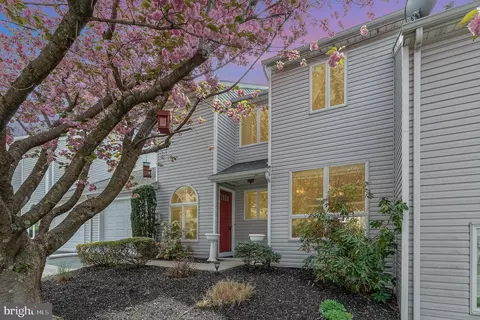1738 Creek Vista Dr, New Cumberland, PA 17070