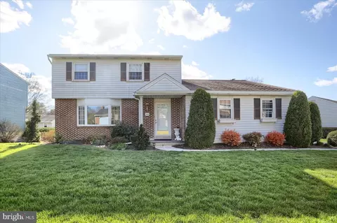 526 Fairway Dr, Camp Hill, PA 17011