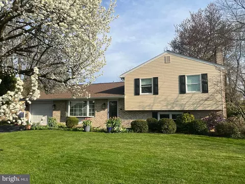 17 Laurel Dr, Mechanicsburg, PA 17055