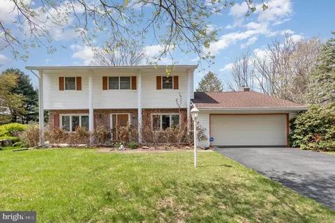 1132 Linn Dr, Carlisle, PA 17013