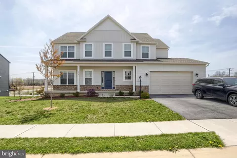 694 Ashwood Ln, Mechanicsburg, PA 17055