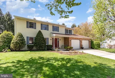 2110 Beacon Cir, Mechanicsburg, PA 17055