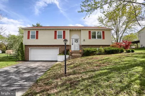 18 Wheatfield Dr, Carlisle, PA 17015