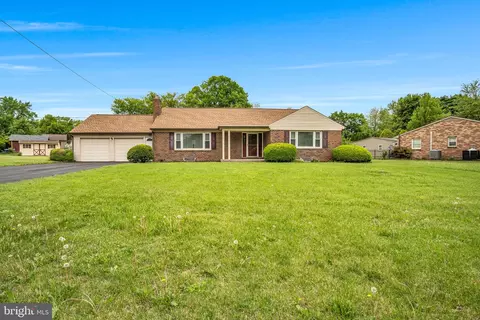 1820 Ridgeview Dr, Carlisle, PA 17013
