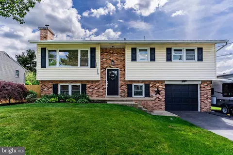 6042 Edward Dr, Mechanicsburg, PA 17050