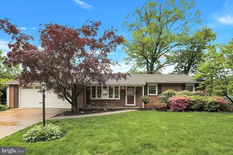 424 Lamp Post Ln, Camp Hill, PA 17011