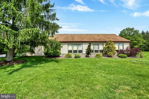 30 Foxanna Dr, Carlisle, PA 17015