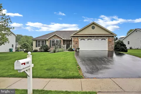 316 Stonehedge Dr, Carlisle, PA 17015