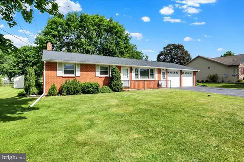 1465 Webster Dr, Carlisle, PA 17015
