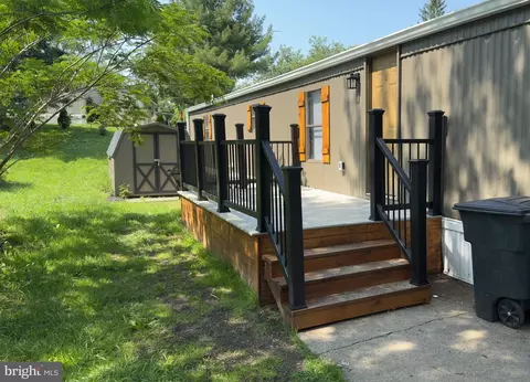 25 Magnolia Ln, Carlisle, PA 17015