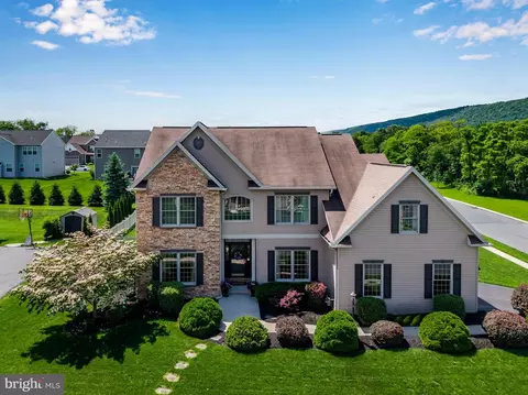 2340 Greenbriar Ln, Enola, PA 17025