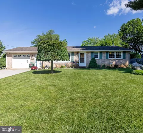 1511 Webster Dr, Carlisle, PA 17015