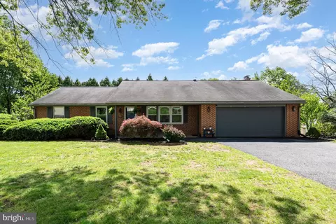1025 Crystal Creek Dr, Mechanicsburg, PA 17050