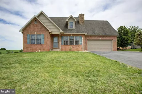 4 Red Hawk Dr, Shippensburg, PA 17257
