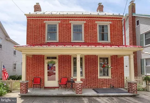 9 W Main St, New Kingstown, PA 17072