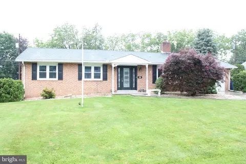 938 Emily Dr, Mechanicsburg, PA 17055