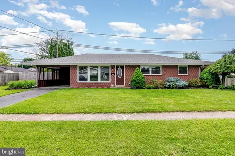136 Winston Dr, Mechanicsburg, PA 17055