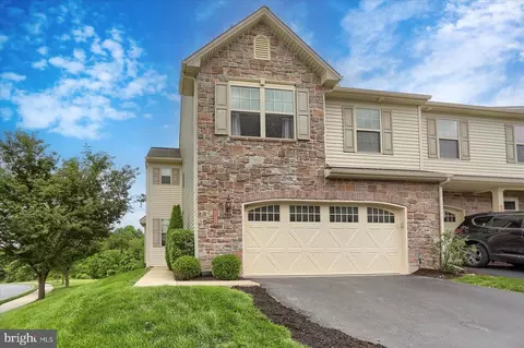 1844 Vista Dr, Mechanicsburg, PA 17055