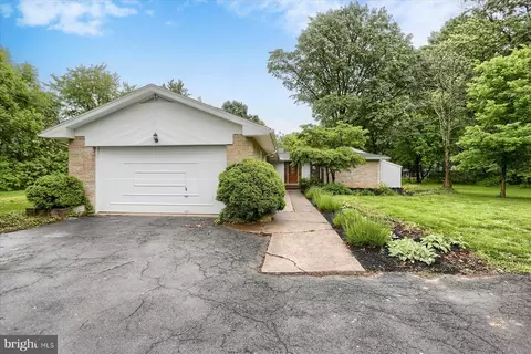 725 Edgewood Ln, Mechanicsburg, PA 17055