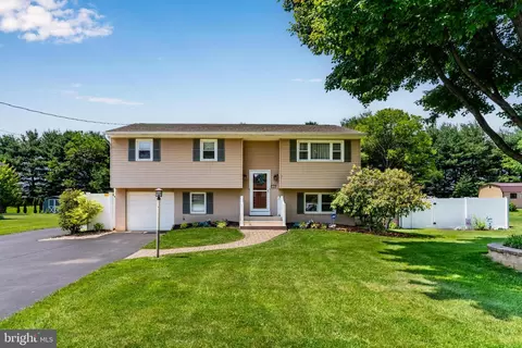 6325 Forrest Dr, Mechanicsburg, PA 17050