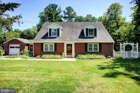 2 Orange St, Mount Holly Springs, PA 17065