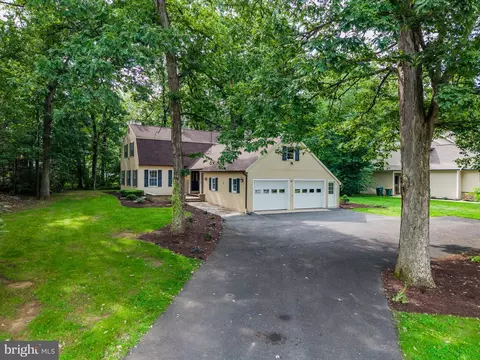 7 Forest Ln, Carlisle, PA 17015
