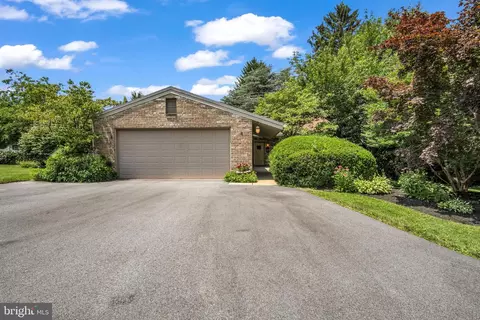 8 Mayfield Rd, Mechanicsburg, PA 17055