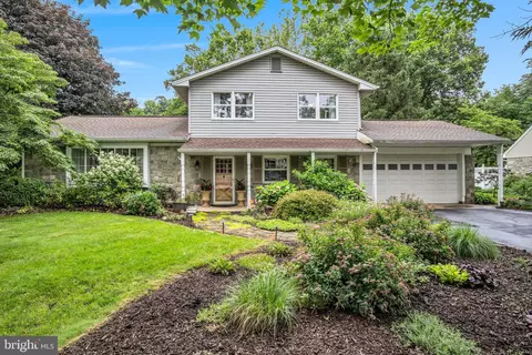 220 Lamp Post Ln, Camp Hill, PA 17011