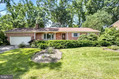 26 Forest Dr, Mechanicsburg, PA 17055