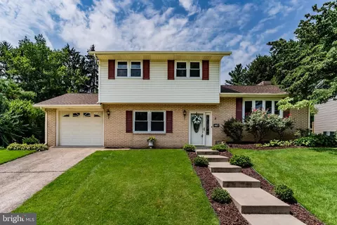 447 Pawnee Dr, Mechanicsburg, PA 17050