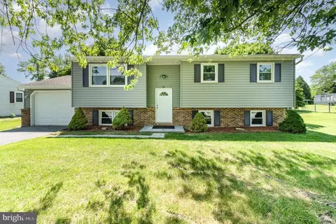 2110 Douglas Dr, Carlisle, PA 17013