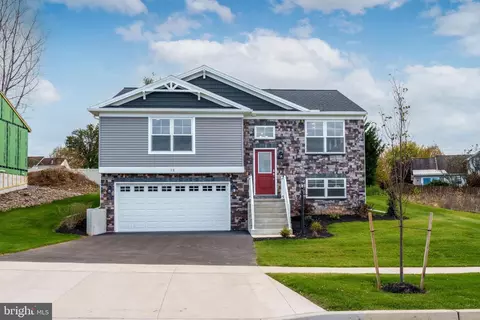 12 Cheltenham Ln, Carlisle, PA 17013