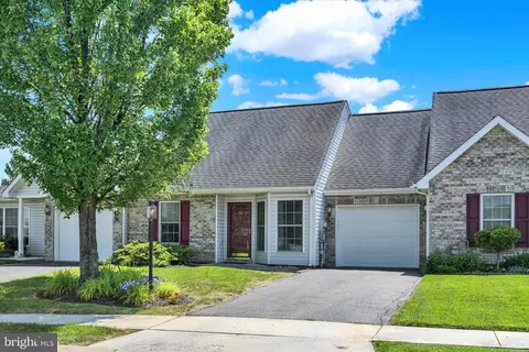 56 Longwood Dr, Mechanicsburg, PA 17050