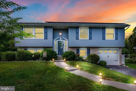 11 Manor Dr, Mechanicsburg, PA 17055