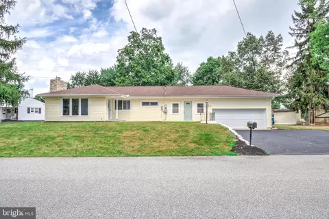 111 Lakeview Dr, Carlisle, PA 17013
