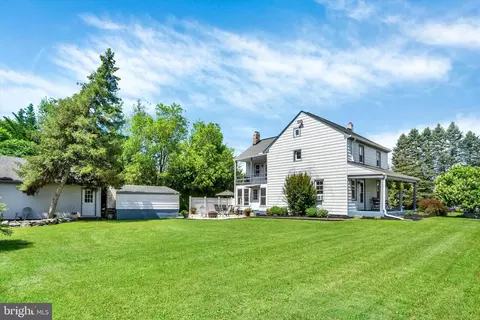 17 York Cir, Mechanicsburg, PA 17050