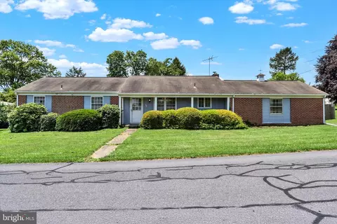 5 Greenway Dr, Mechanicsburg, PA 17055