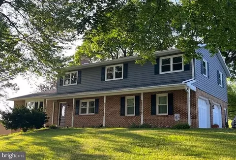 6 Dandelion Dr, Boiling Springs, PA 17007