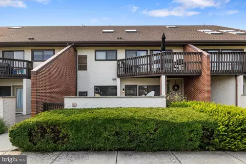 680 Geneva Dr #14, Mechanicsburg, PA 17055
