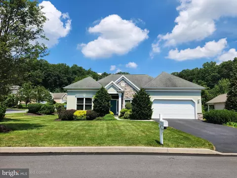 125 Windrush Ln, Mechanicsburg, PA 17055