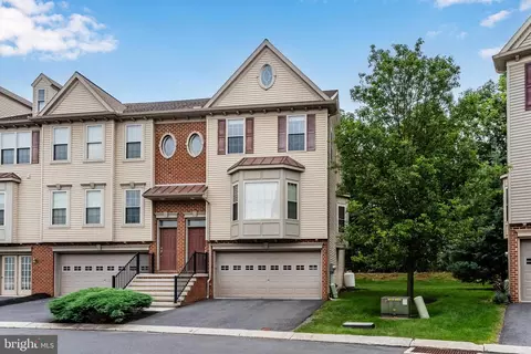 6304 Creekbend Dr, Mechanicsburg, PA 17050