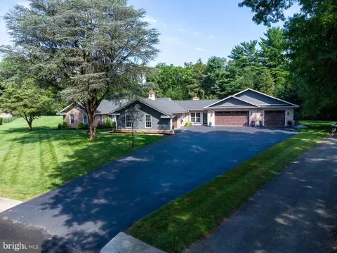 628 Yorkshire Dr, Carlisle, PA 17013