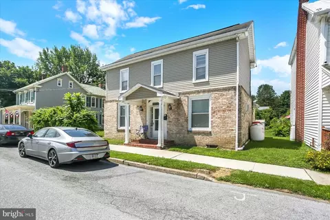 21 Chestnut St, Mount Holly Springs, PA 17065