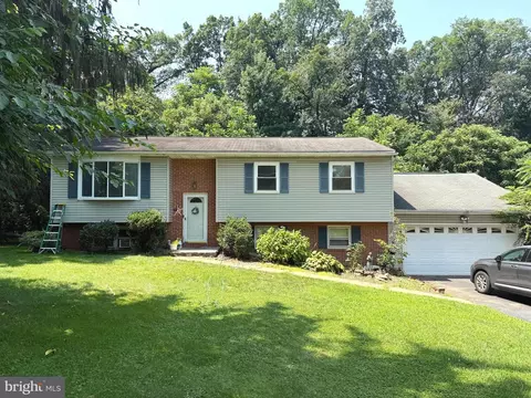 27 Hamilton Rd, Boiling Springs, PA 17007