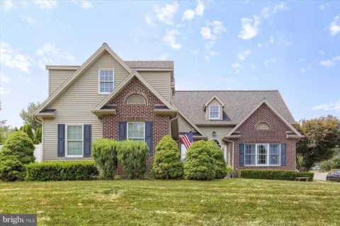 2422 Rolling Hills Dr, Mechanicsburg, PA 17055
