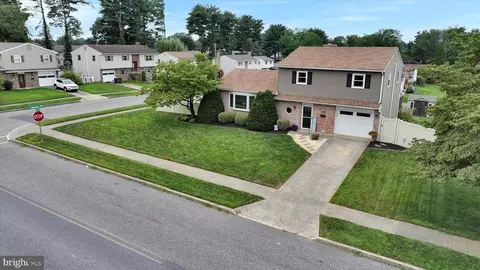 5229 Royal Dr, Mechanicsburg, PA 17055