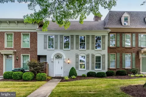 41 Devonshire Sq, Mechanicsburg, PA 17050