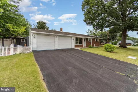 1118 Apple Dr, Mechanicsburg, PA 17055