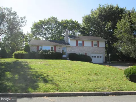 40 Moongale Dr, Carlisle, PA 17013