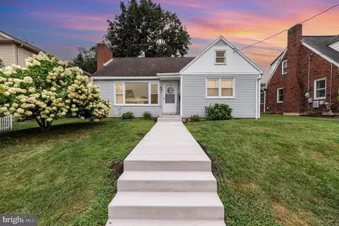 19 W Maplewood Ave, Mechanicsburg, PA 17055